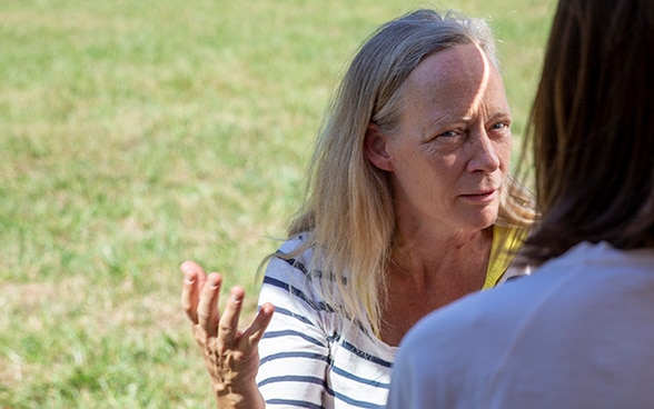 Ellen Milnes, im Vordergrund, beantwortet Fragen während des Interviews.