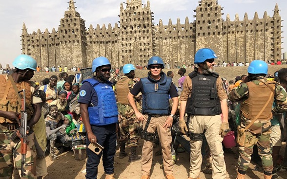  Agenti di polizia dell’ONU fotografati davanti alla grande moschea di Djenné in Mali durante un pattugliamento in città.