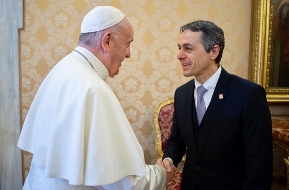 Papa Francesco accoglie il consigliere federale Ignazio Cassis in Vaticano.