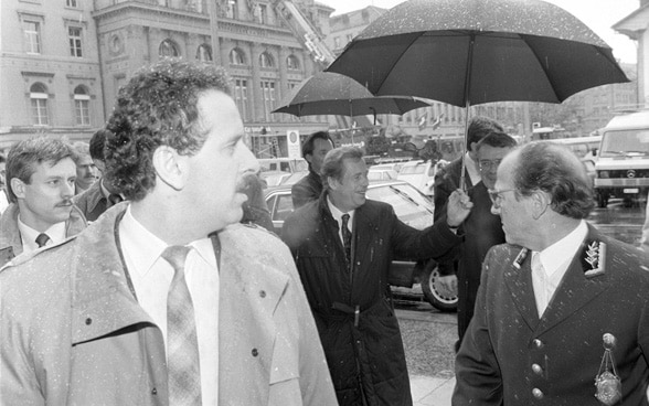 Il presidente della Confederazione Arnold Koller riceve il presidente cecoslovacco Václav Havel sulla Piazza federale a Berna.