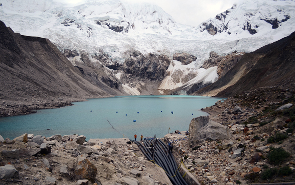  Un lago glaciale davanti a uno sfondo di montagne.