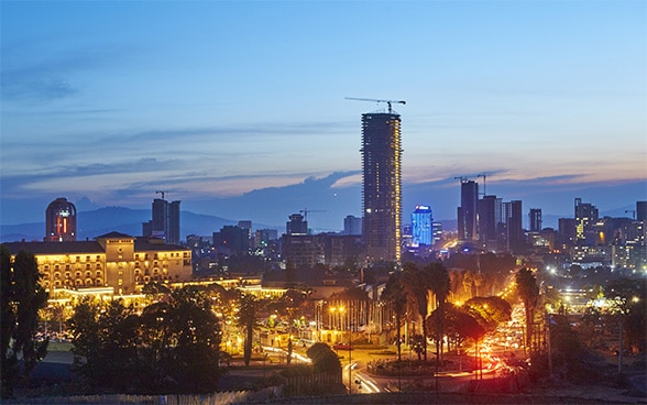 Vista di Addis Abeba al calare della notte.