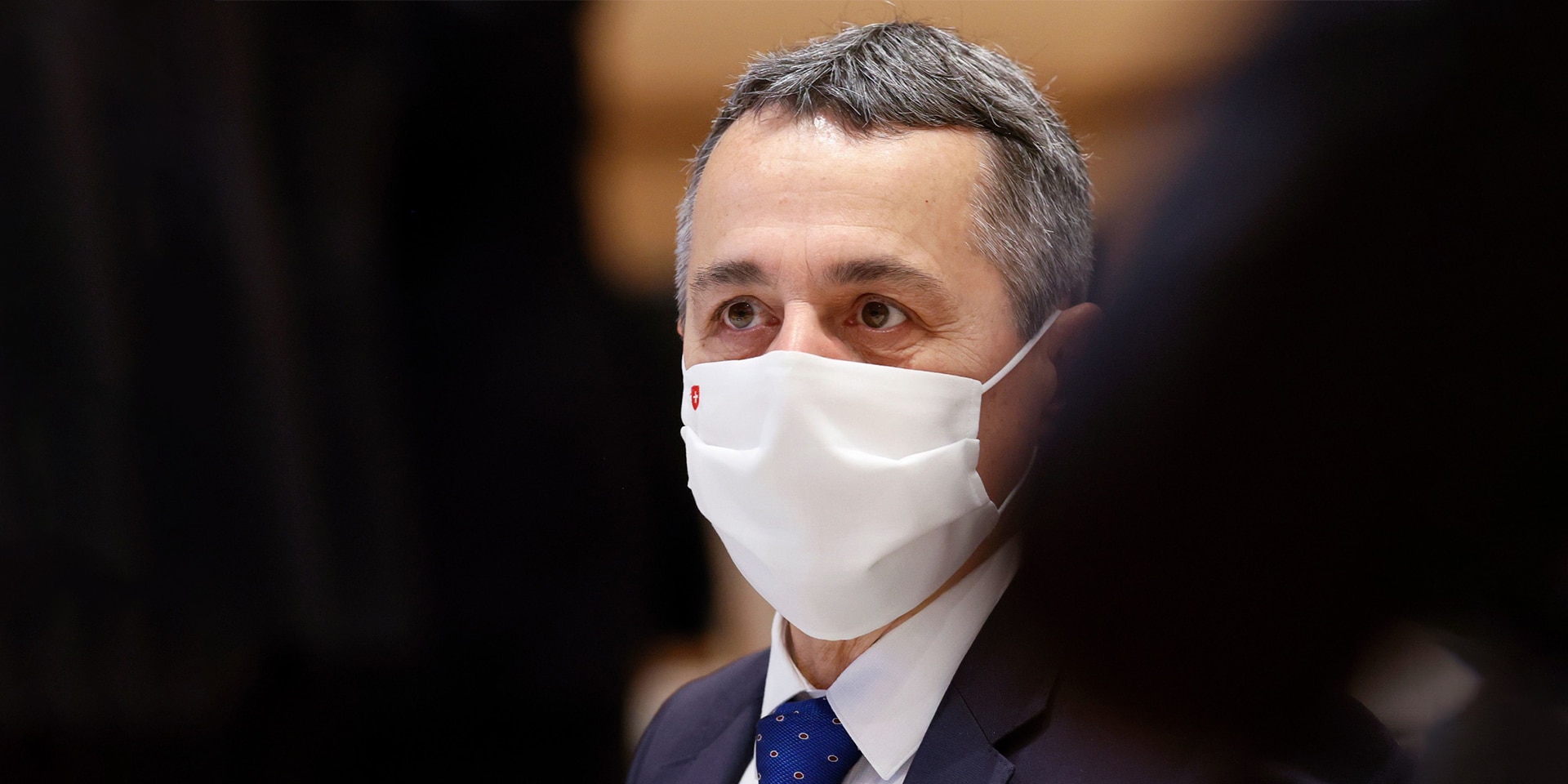  Primo piano del consigliere federale Ignazio Cassis con indosso una mascherina con la croce svizzera in occasione di un’Assemblea dell’ONU tenutasi a novembre 2020.