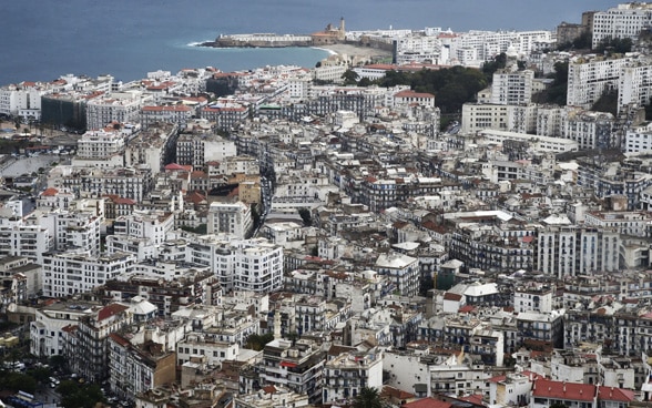 Blick auf die weissen Gebäude der algerischen Hauptstadt Algier und eine Meeresbucht.