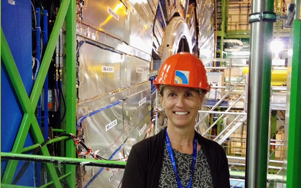 Daria Robinson, con indosso un casco arancione, si trova all’interno del CERN di Ginevra.