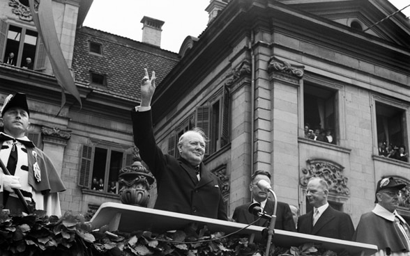  Cliché en noir et blanc de Winston Churchill à Zurich en 1946. 