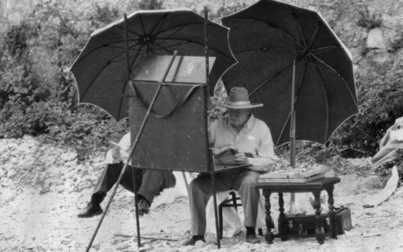  Uno scatto in bianco e nero di Winston Churchill sulla Riviera ligure intorno al 1948.