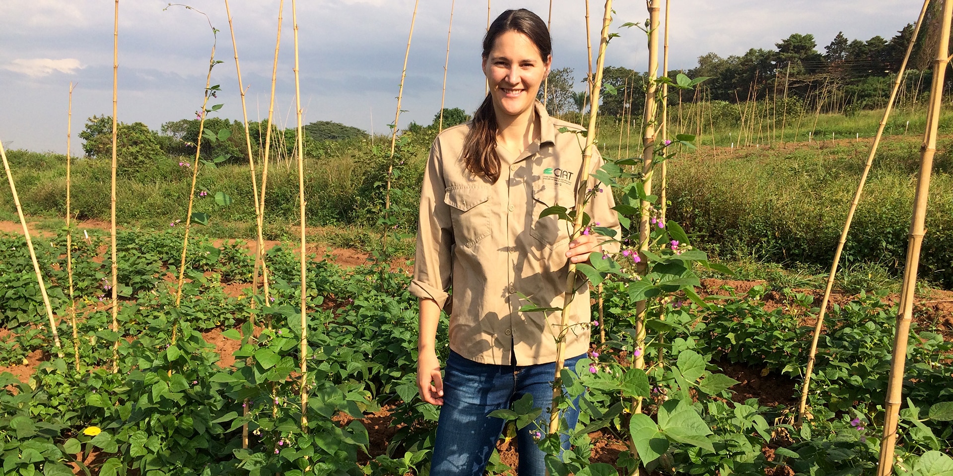 Dr. Michelle Nay in einem Bohnenfeld in Kolumbien.