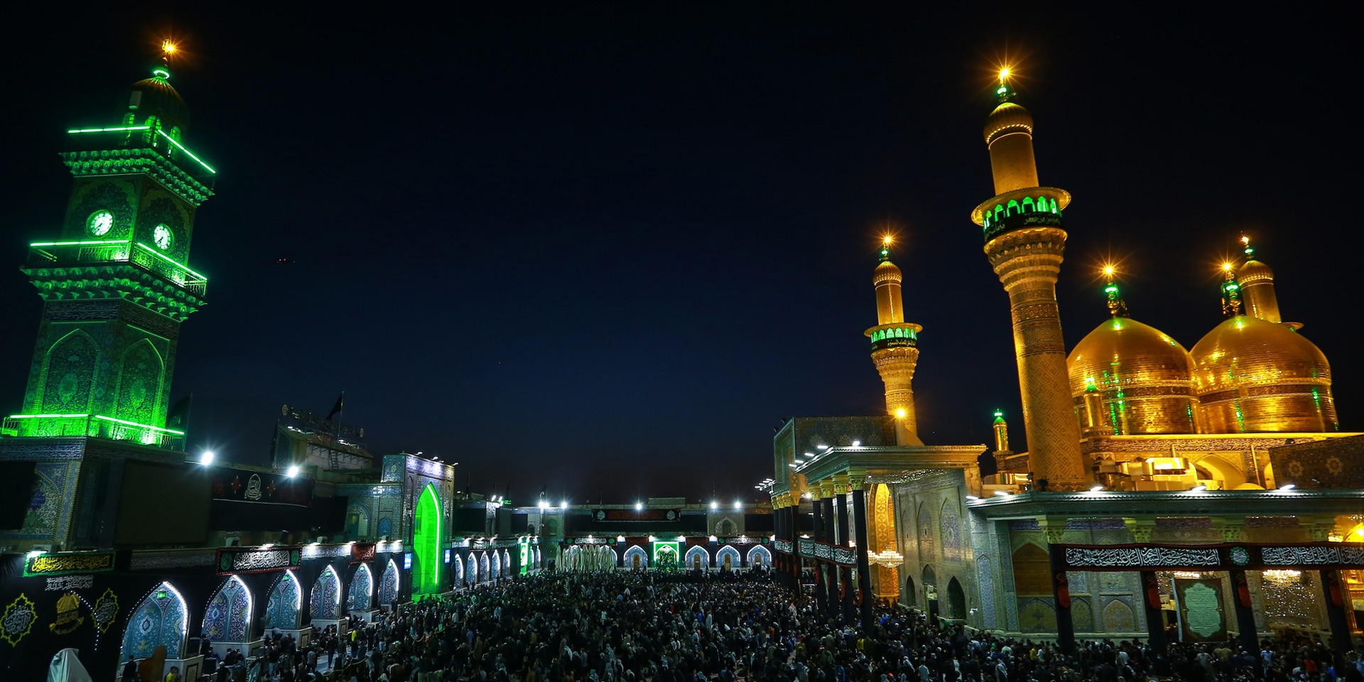 Aufnahme einer beleuchteten Moschee in der irakischen Hauptstadt Bagdad bei Nacht.