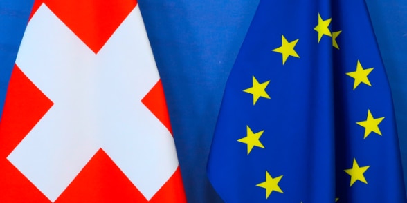 Les drapeaux de la Suisse et de l’Union européenne.