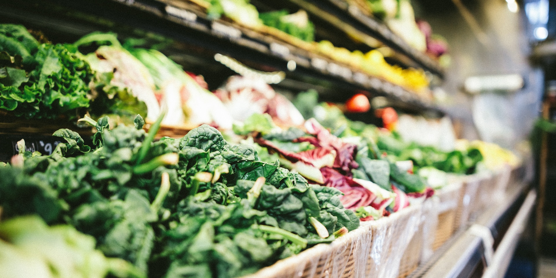 Blick in die Gemüseabteilung eines Supermarkts.