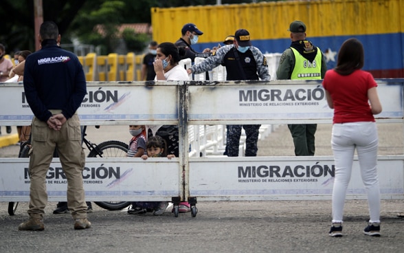  Eine Familie überquert die internationale Simon-Bolivar-Brücke von Venezuela nach Kolumbien, nach der Eröffnung eines humanitären Korridors, in Cucuta, Kolumbien.