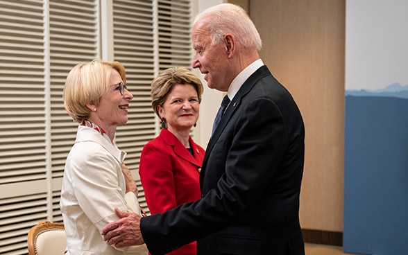 Im Vordergrund sieht man Staatssekretärin Livia Leu im Gespräch mit US-Präsident Joe Biden. Im Hintergrund SECO-Staatssekretärin, Marie-Gabrielle Ineichen Fleisch.