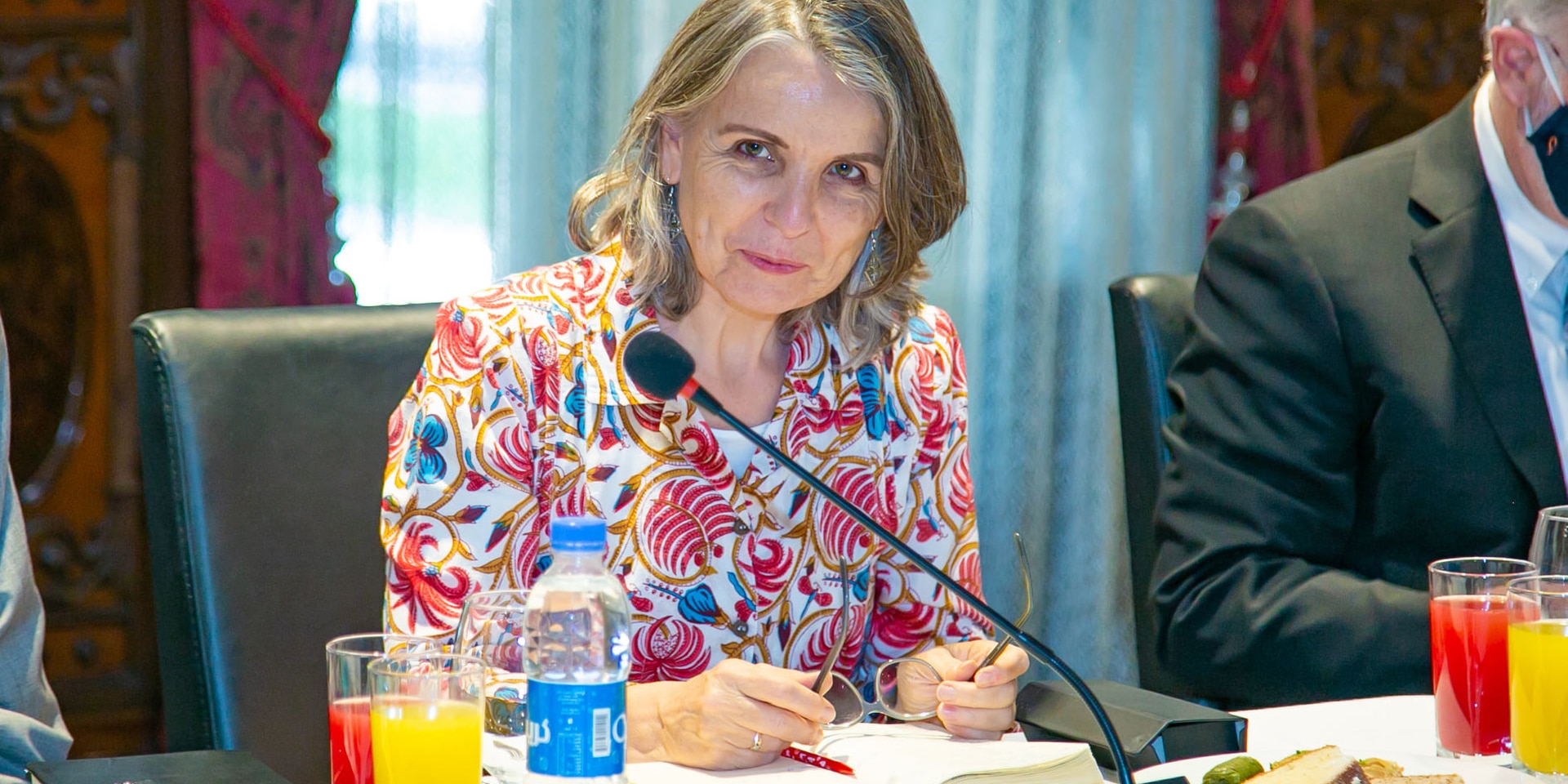 Fotografia di Walburga Roos, capo della rappresentanza svizzera a Kabul, durante una conferenza.