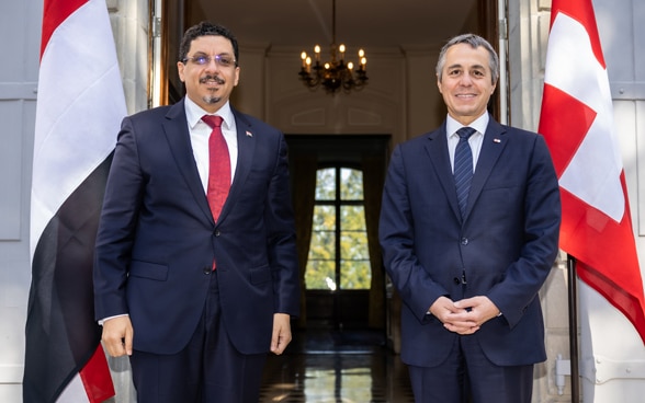 Bundesrat Ignazio Cassis begrüsst den Aussenminister des Jemen, Ahmed Awad bin Mubarak, in Genf.