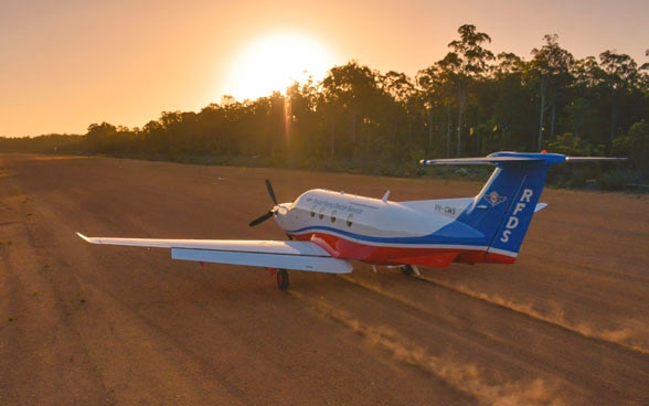 Recours à la fiabilité suisse pour sauver des vies: un PC 12 du RFDS sur une piste en terre battue dans l’outback. 