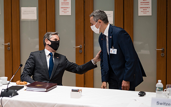 Le Secrétaire d'Etat américain Antony Blinken (assis) s'entretient avec le conseiller fédéral Cassis.