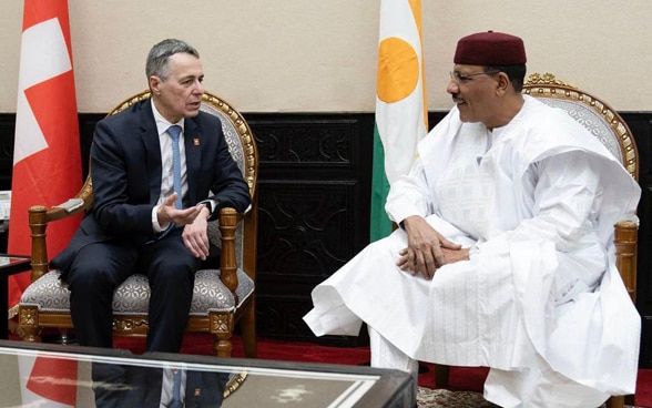 Bundespräsident Cassis und der nigrische Präsident Mohamed Bazoum unterhalten sich.