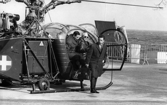 Algerian representatives get off a helicopter in Évian.