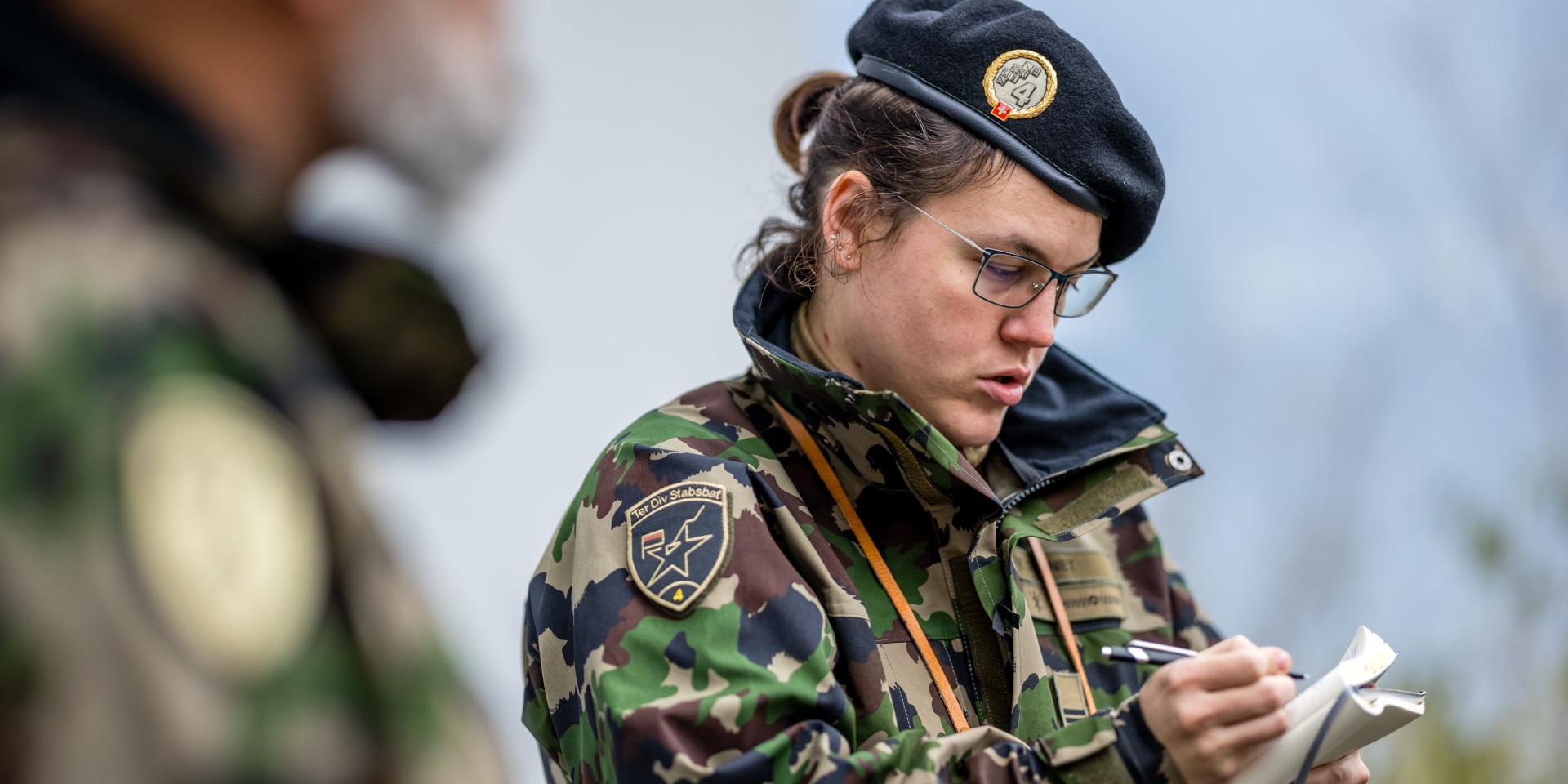 Deux membres des forces armées lors d'un exercice sur le terrain.