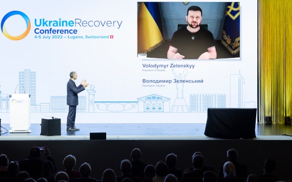 Ignazio Cassis prend la parole pendant la conférence. Le président ukrainien Zelensky s'est connecté depuis Kiev.