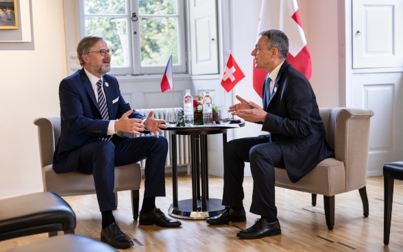 Bundespräsident Ignazio Cassis (links) trifft sich zum bilateralen Gespräch mit dem tschechischen Ministerpräsidenten Petr Fiala (rechts) in einem Raum der Villa Ciani in Lugano.