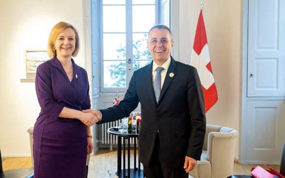 Bundespräsident Ignazio Cassis schüttelt der britischen Aussenministerin Elizabeth Truss in der Villa Ciani in Lugano die Hand.