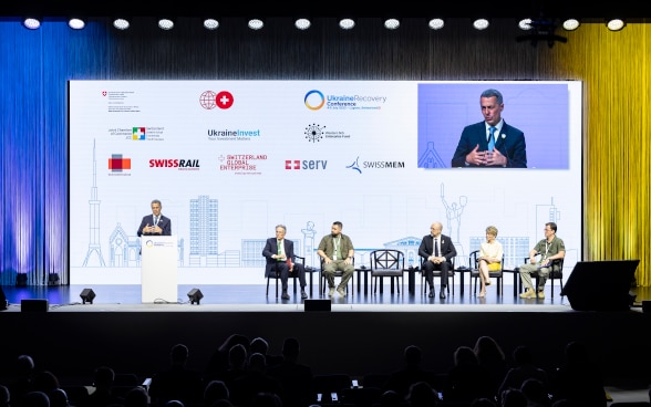 Ignazio Cassis on stage during the Economic Forum with the other speakers.