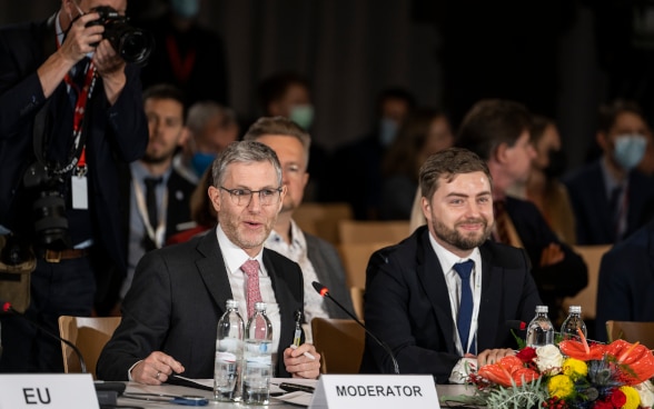 Simon Pidoux et Anatolii Kutsevol dans leur rôle de modérateurs du tour des déclarations nationales.