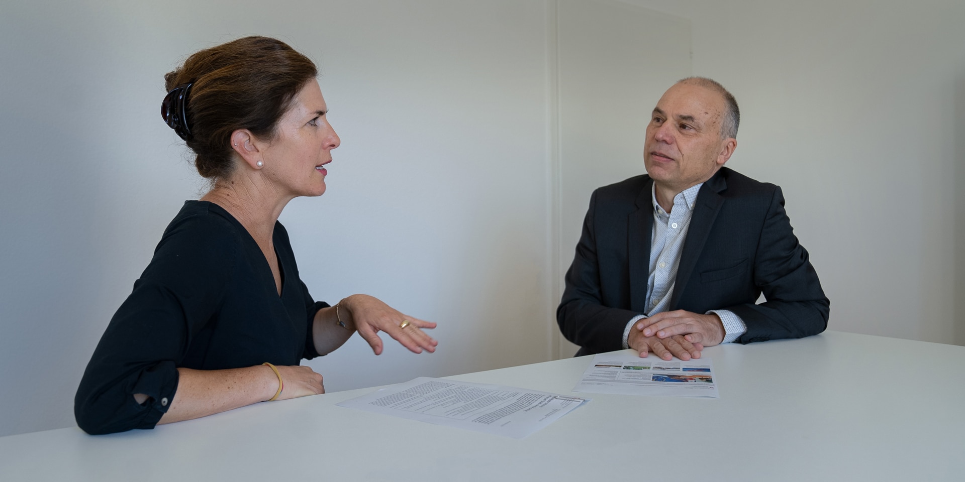 Debora Kern e Daniel Birchmeier sono seduti allo stesso tavolo e, guardando alcuni fogli, discutono animatamente.