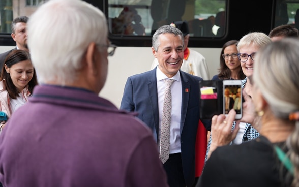 Ignazio e Paola Cassis cun la populaziun sin la plattafurma da Biasca.