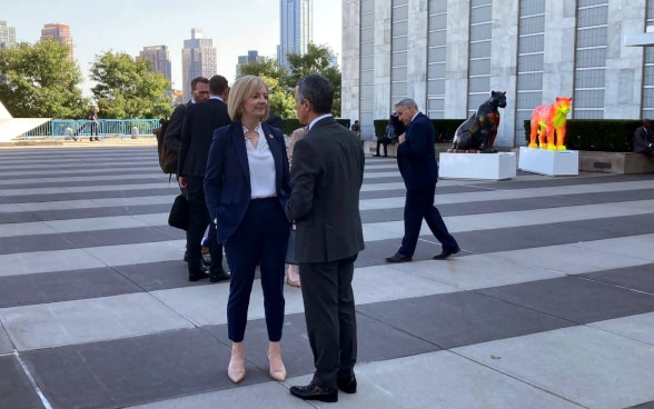 Bundespräsident Ignazio Cassis und die Premierministerin des Vereinigten Königreichs Liz Truss bei ihrem Treffen unter freiem Himmel in New York.