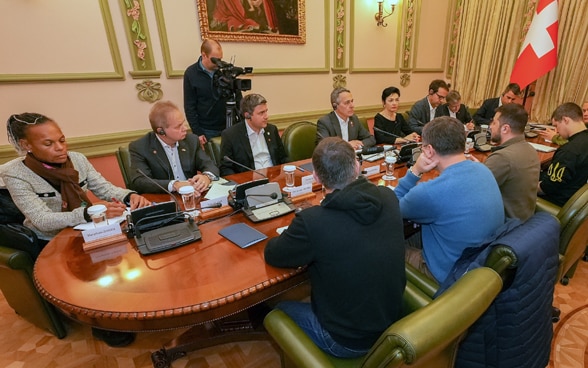 Il Presidente della Confederazione Cassis e la delegazione svizzera durante i colloqui politici con il Presidente Zelensky e la delegazione ucraina.