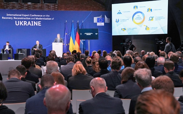 Ignazio Cassis spricht während der Konferenz in Berlin.