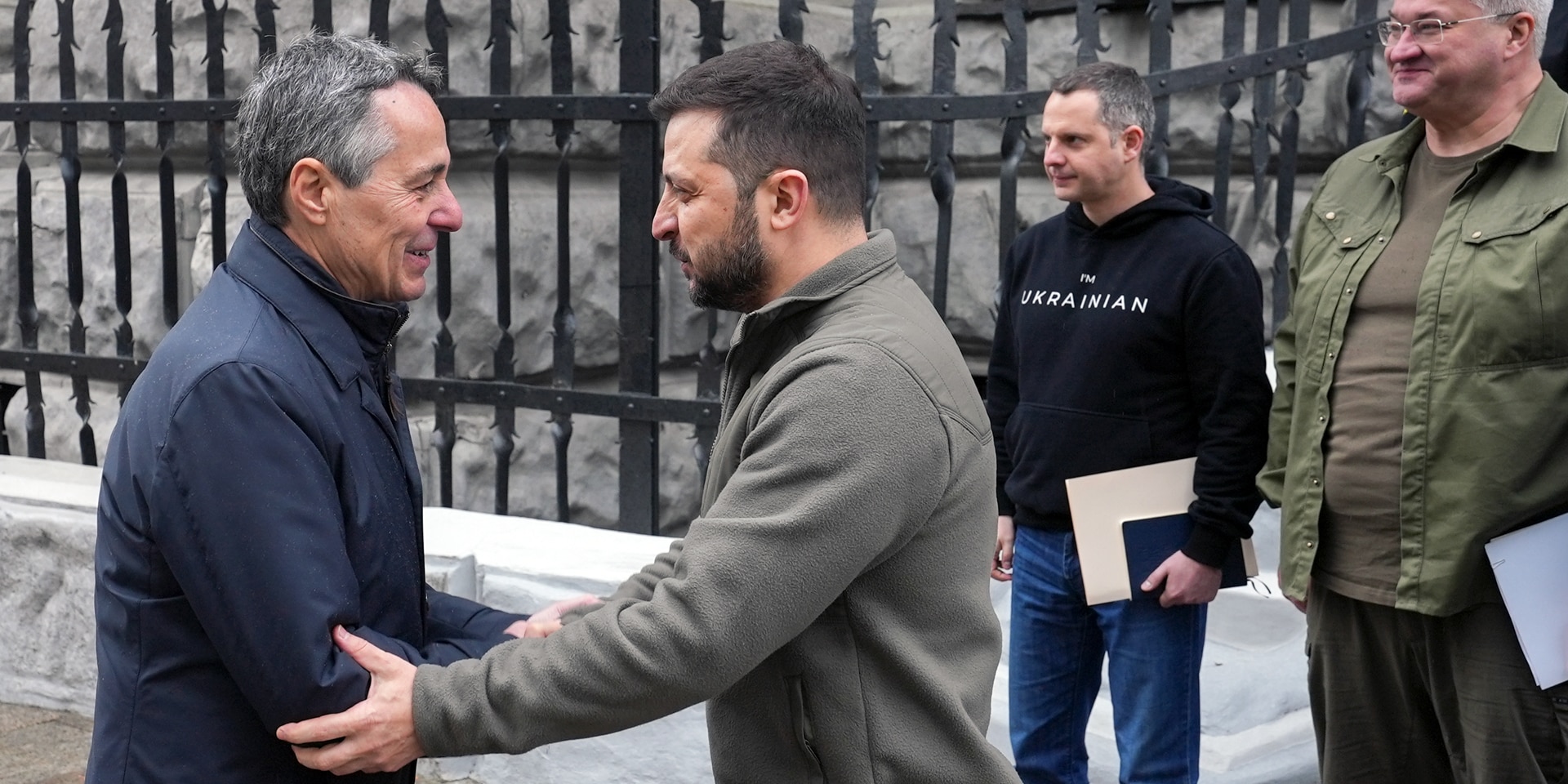 President Cassis shakes hands with Ukrainian President Zelenskyy.