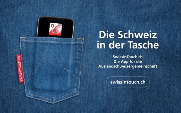 Ein Mobiltelefon in einer Hosentasche mit aufgesticktem Matterhorn kündigt die Lancierung der neuen App SwissInTouch an.