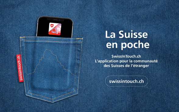 Un téléphone portable dans une poche de pantalon ornée du Cervin, annonçant le lancement de l’application SwissInTouch.