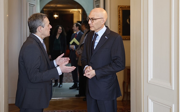 Federal Councillor Cassis stands opposite UN High Commissioner Türk and talks to him.
