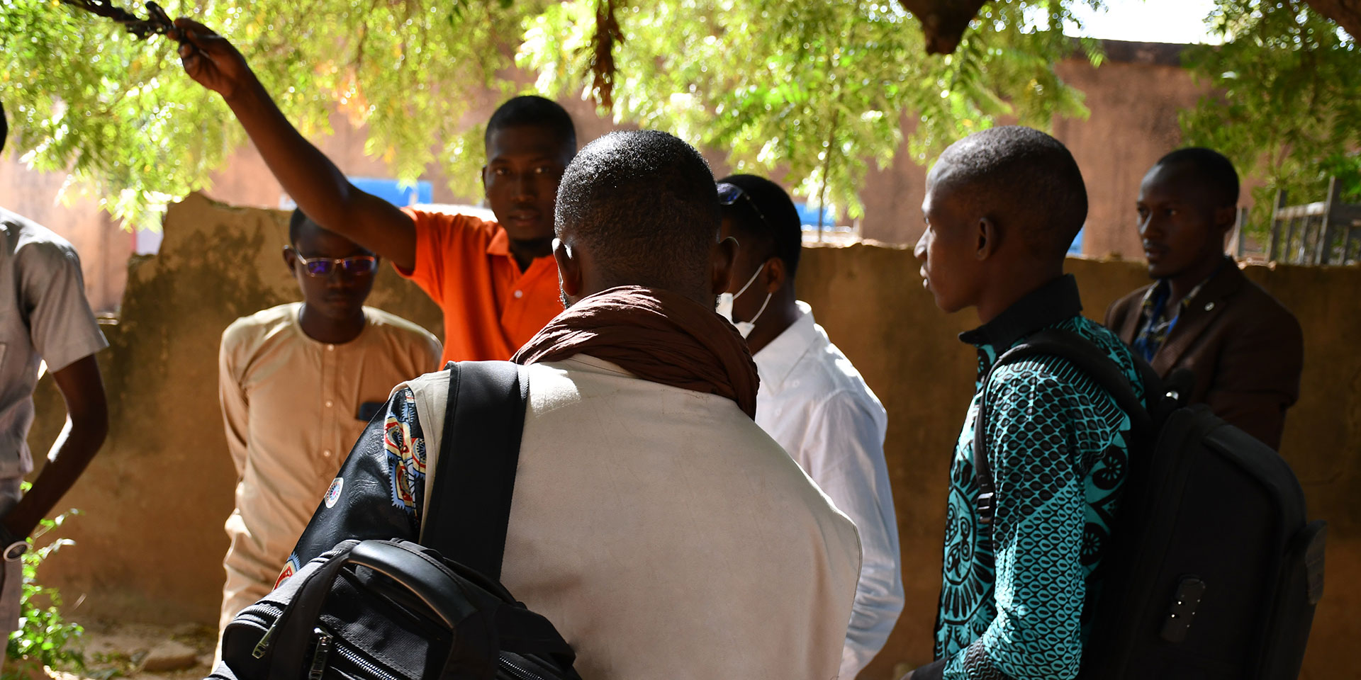 In Niger, un gruppo di persone parla in piedi.