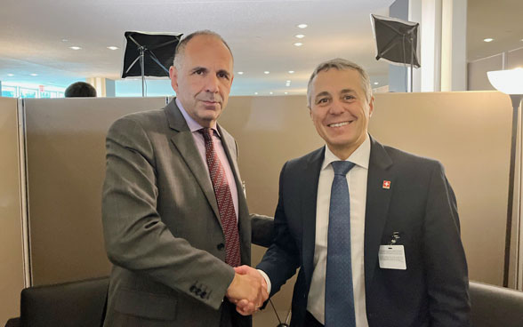 Bundesrat Ignazio Cassis und der griechische Aussenminister Giorgos Gerapetritis treffen sich in New York zum bilateralen Gespräch.
