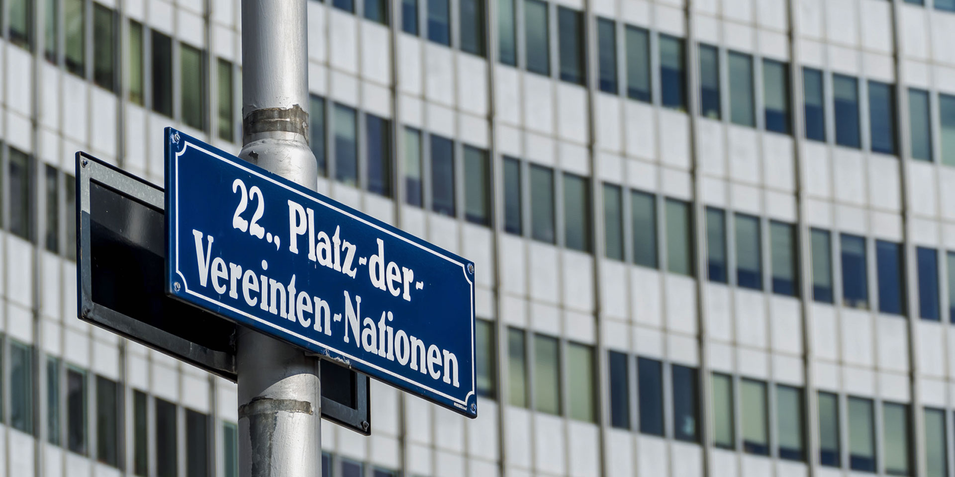 Auf einer Tafel vor dem UNO-Gebäude in Wien steht geschrieben «Platz der Vereinten Nationen».