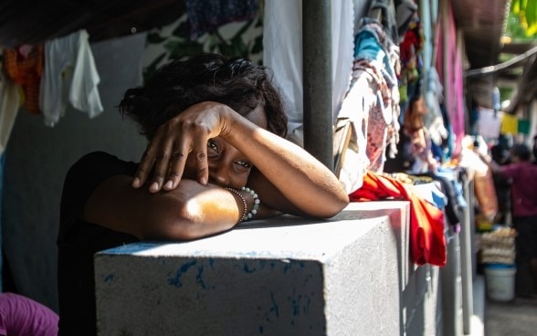 Une jeune femme dans un site de déplacés internes à Port-au-Prince.