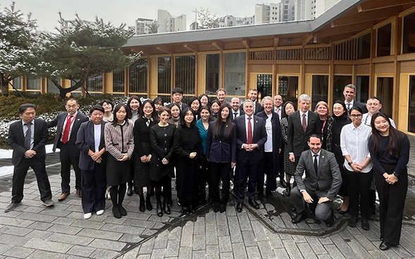 Photo de groupe avec Ignazio Cassis et le personnel de l’Ambassade de Suisse à Séoul.
