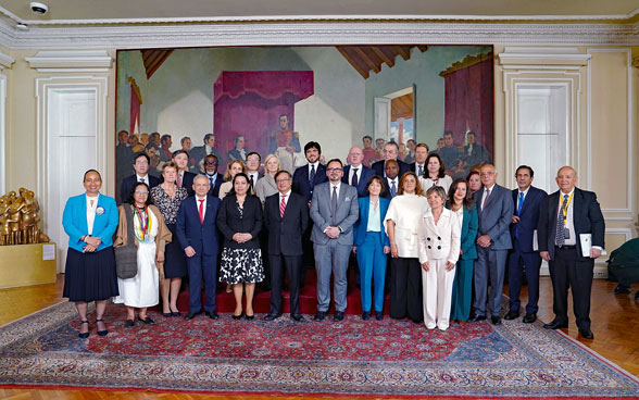 Les délégations des 15 États membres du Conseil de sécurité de l'ONU et le président colombien Gustavo Petro posent pour une photo de groupe.