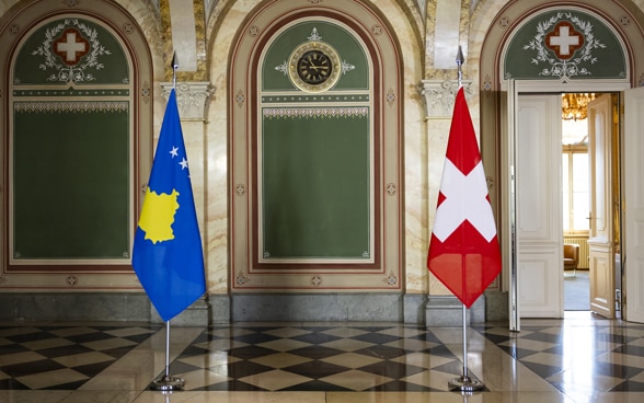 Les drapeaux de la Suisse et du Kosovo se trouvent côte à côte au Palais fédéral ouest.