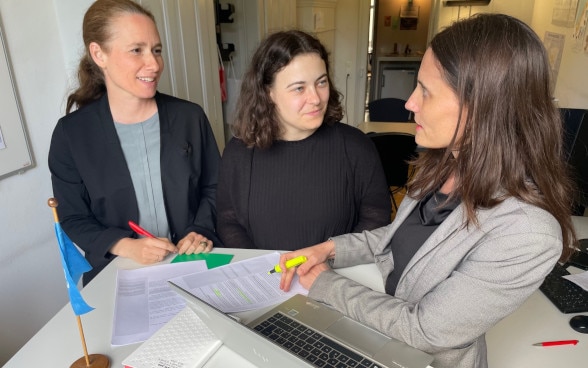 Simona Dörig, Barbara Gonzenbach und Esther Neuhaus vom Sicherheitsrats-Team der UNA bei der Arbeit an der Schweizer Resolution.