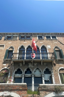 Die Fassade des Palazzo Trevisan auf der Seite der Zattere-Promenade.