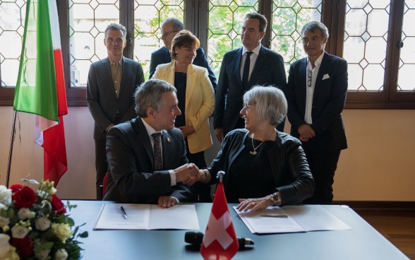 The photo shows Federal Councillor Ignazio Cassis and Federal Councillor Elisabeth Baume-Schneider signing the memorandum of understanding (MoU) in Venice.
