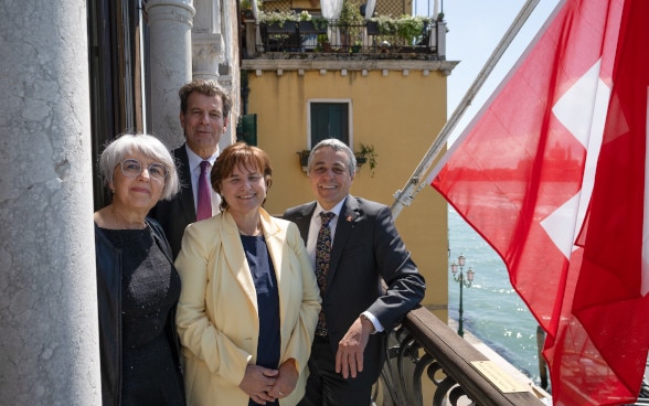 The photo shows federal councillors Cassis and Baum-Schneider, Ambassador Balzaretti and Councillor of State Carobbio on the balcony of Palazzo Trevisan.
