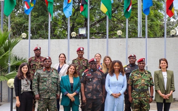 Photo de groupe avec Laura Reymond-Joubin, au centre, au premier rang, à côté des représentants de la force régionale de la Communauté d'Afrique de l'Est (EAC-RF).